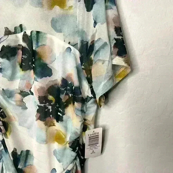 Torrid Stretch Mesh Crew Neck Rushed Floral Watercolor Blouse Top 3 3X 22/24 - Picture 5 of 8